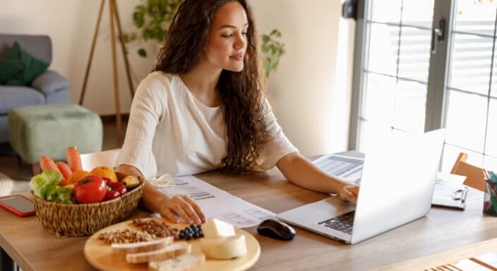 nutritionist-working-at-laptop